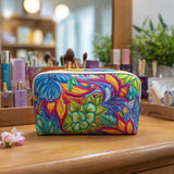 Gesteppte Kosmetiktasche mit Blumen und Zweigen